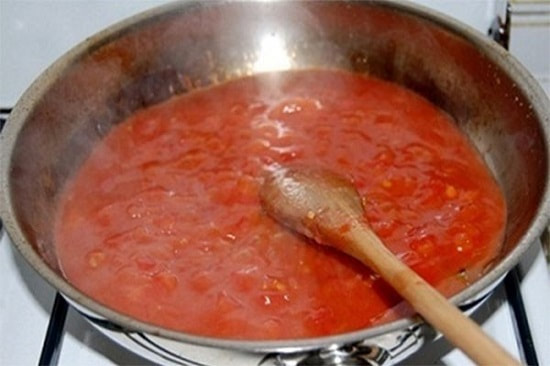 Công đoạn nấu xốt cà chua